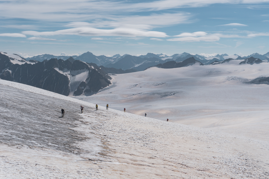 weitere Seilschaften auf dem Gletscher