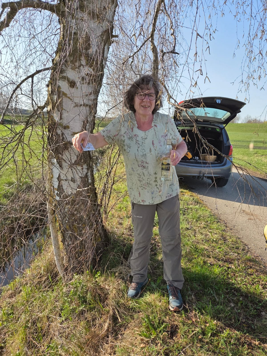Kein Wodka - Gaby sammelt Birkenwasser Kein Wodka - Gaby sammelt Birkenwasser